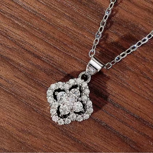 NWT-UNBRANDED FASHION GOLD-TONE SILVER TONE JEWELRY FLOWER NECKLACE NOT 925!! - Picture 6 of 6